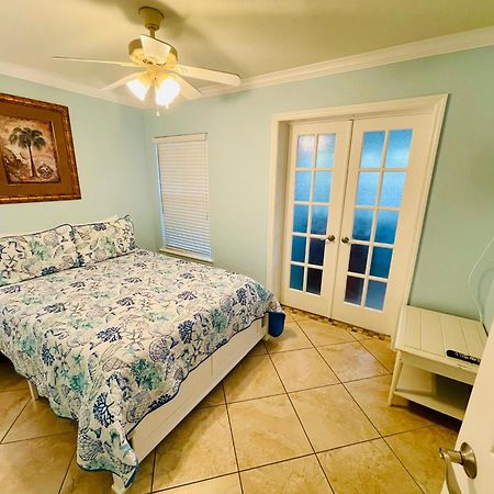 Gulf Coast Gem Private Condo - 2Bed, 1Bath, Sleeps 6, Across The Street From Beach & Gulf, Game Room, Pool Клірвотер-Біч Екстер'єр фото
