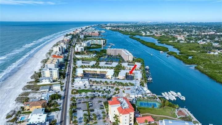 Gulf Coast Gem Private Condo - 2Bed, 1Bath, Sleeps 6, Across The Street From Beach & Gulf, Game Room, Pool Клірвотер-Біч Екстер'єр фото