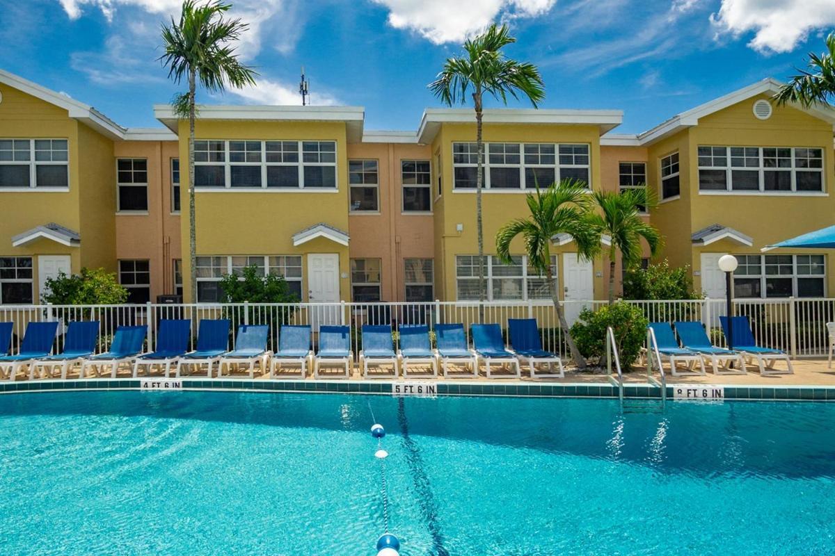 Gulf Coast Gem Private Condo - 2Bed, 1Bath, Sleeps 6, Across The Street From Beach & Gulf, Game Room, Pool Клірвотер-Біч Екстер'єр фото