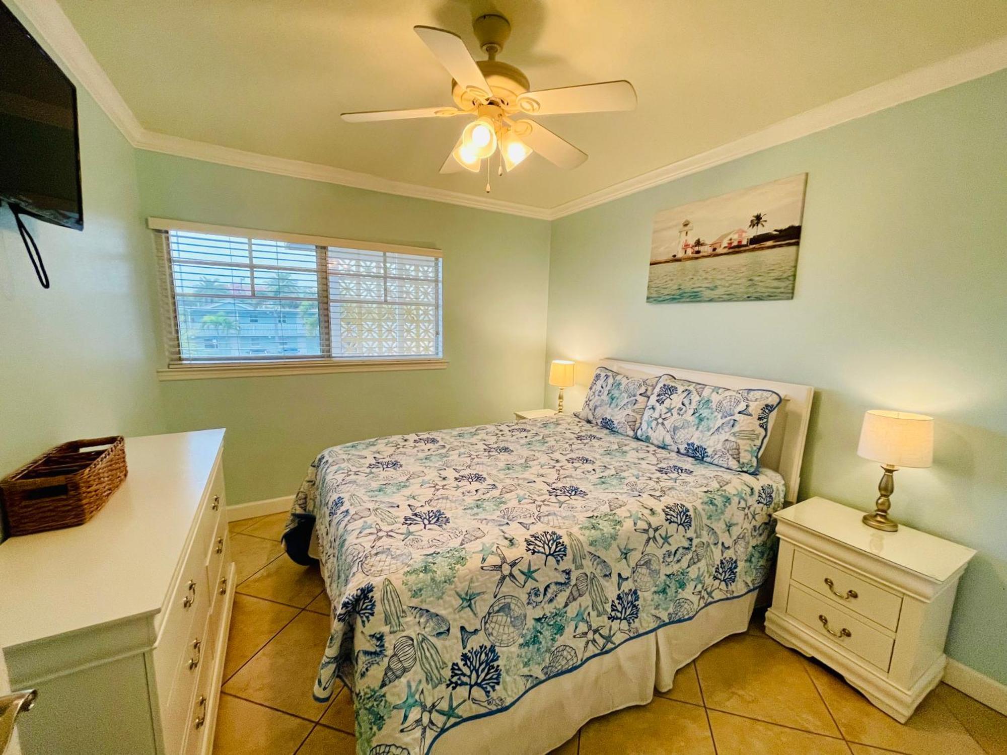 Gulf Coast Gem Private Condo - 2Bed, 1Bath, Sleeps 6, Across The Street From Beach & Gulf, Game Room, Pool Клірвотер-Біч Екстер'єр фото